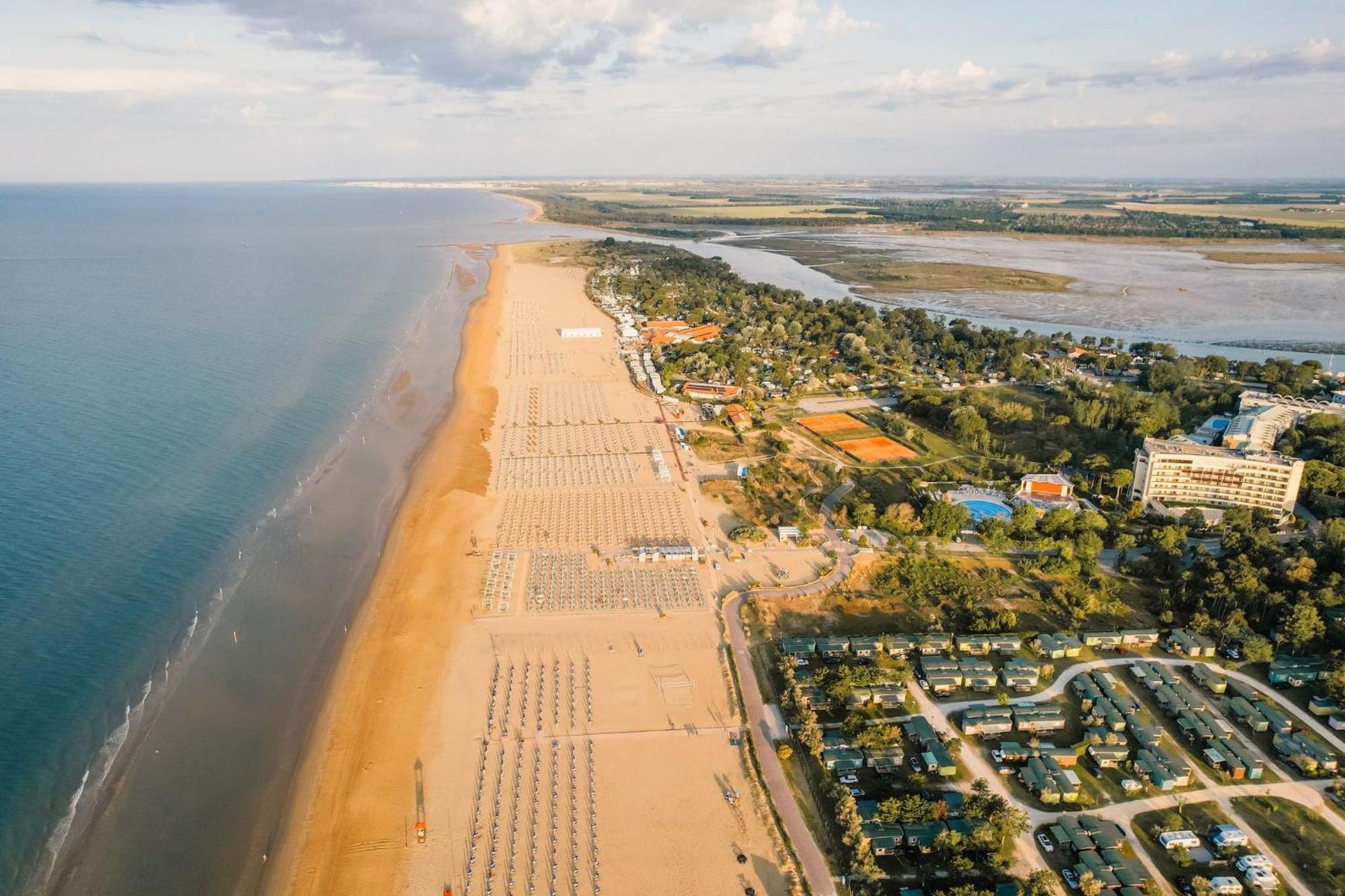 Nice Two-Bedroom Apartment 150M From The Beach Бибионе Экстерьер фото